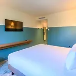 Kyriad Prestige Compiegne & 4* Jaux