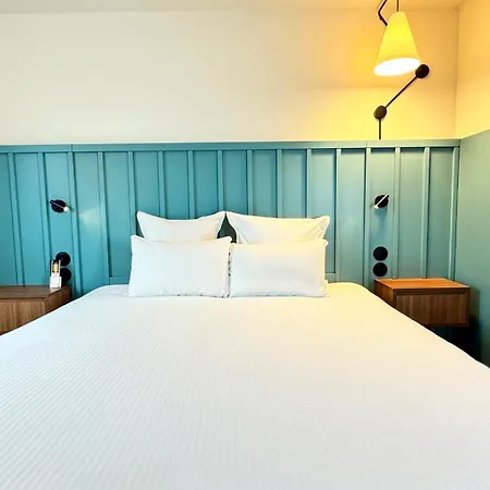 Kyriad Prestige Compiegne & 4* Jaux