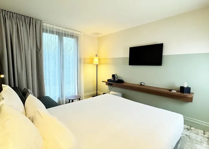 Kyriad Prestige Compiegne & 4* Jaux