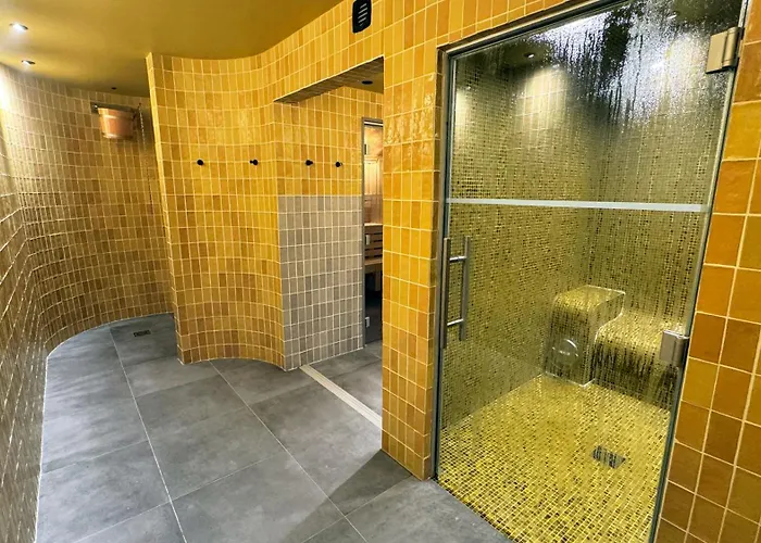 Kyriad Prestige Compiegne & 4* Jaux