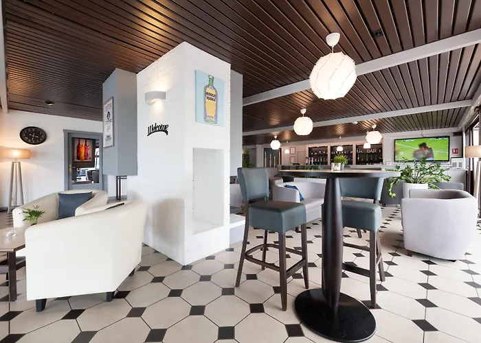 Kyriad Prestige Compiegne & 4* Jaux